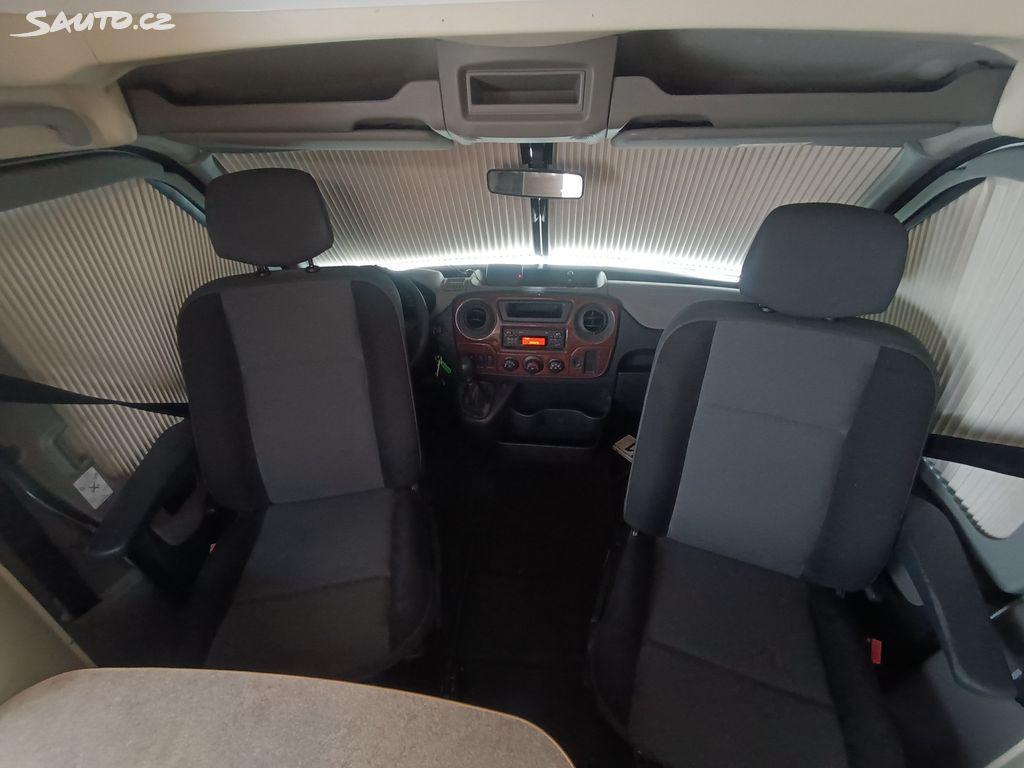 Interiér obytného vozu - otočná přední sedadla