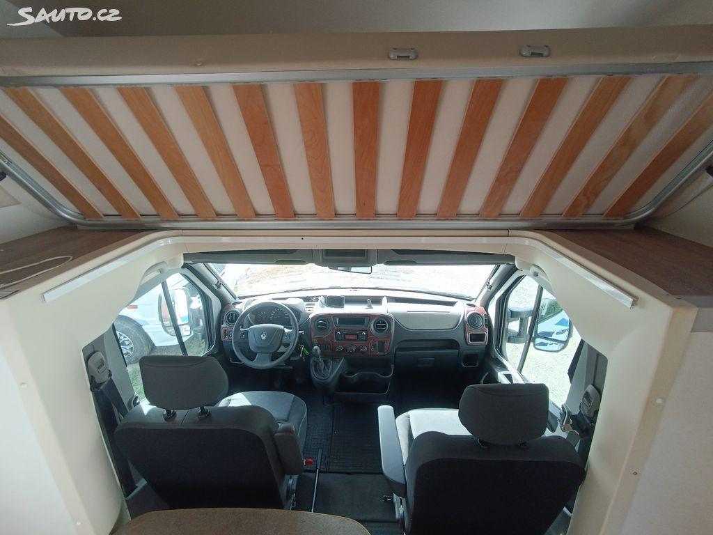 Interiér obytného vozu - pohled na přední sedadla