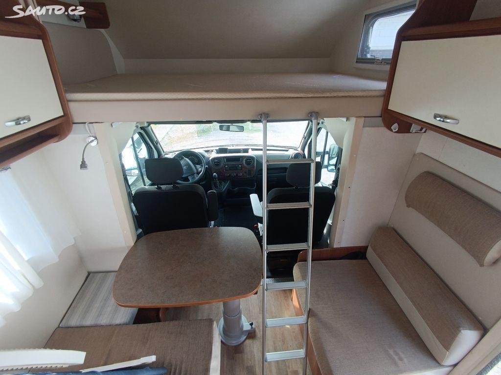 Interiér obytného vozu - žebřík do spacího prostoru