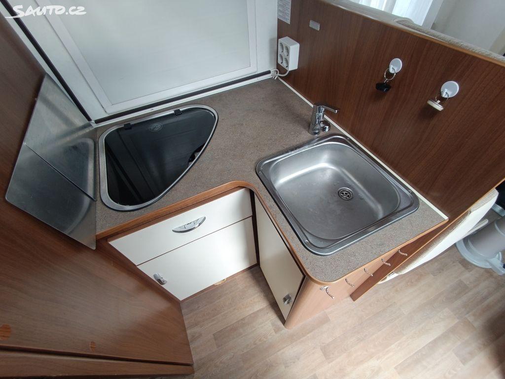 Interiér obytného vozu - kuchyňka