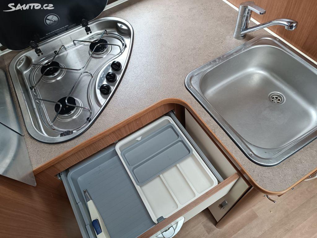 Interiér obytného vozu - kuchyňka - úložný prostor