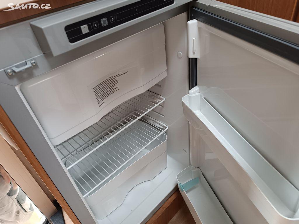 Interiér obytného vozu - lednice
