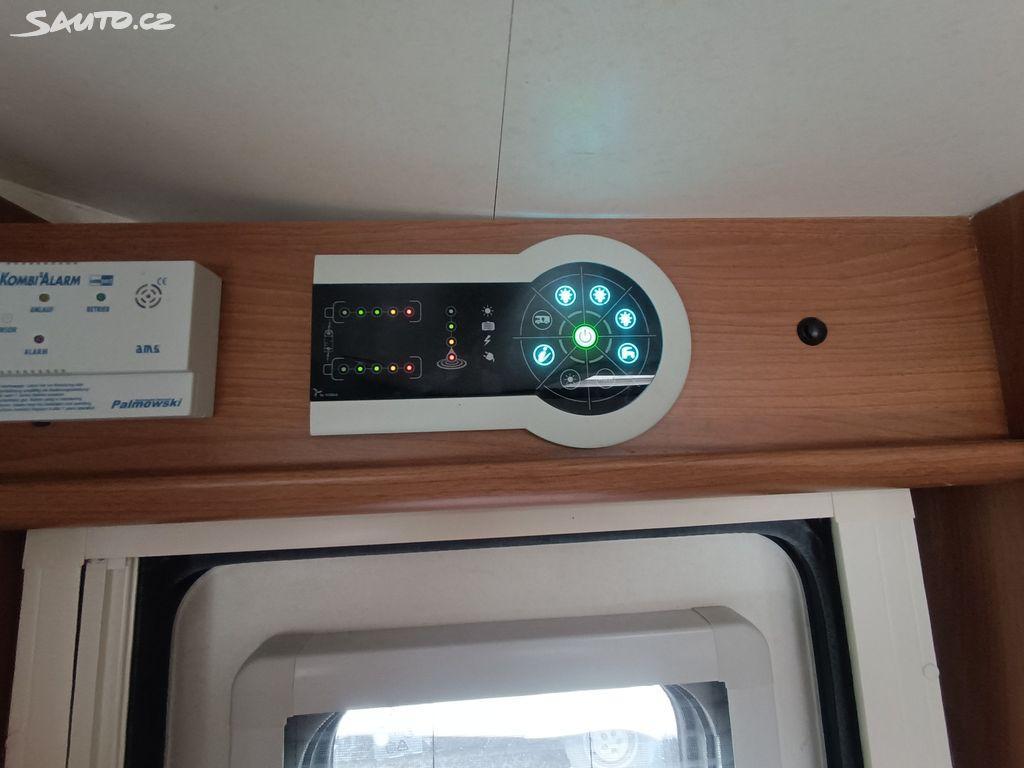 Interiér obytného vozu - ovládací panel