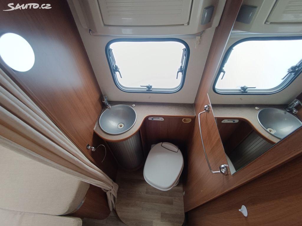 Interiér obytného vozu - toaleta
