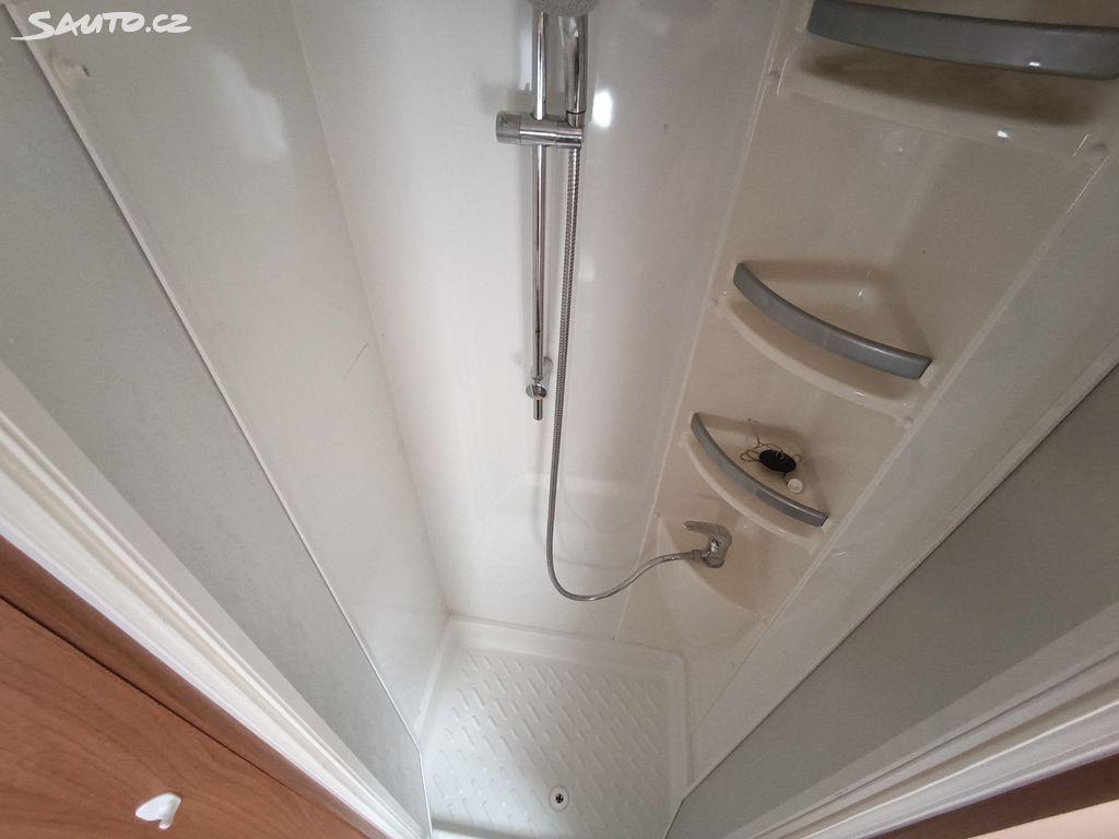 Interiér obytného vozu - sprchový kout