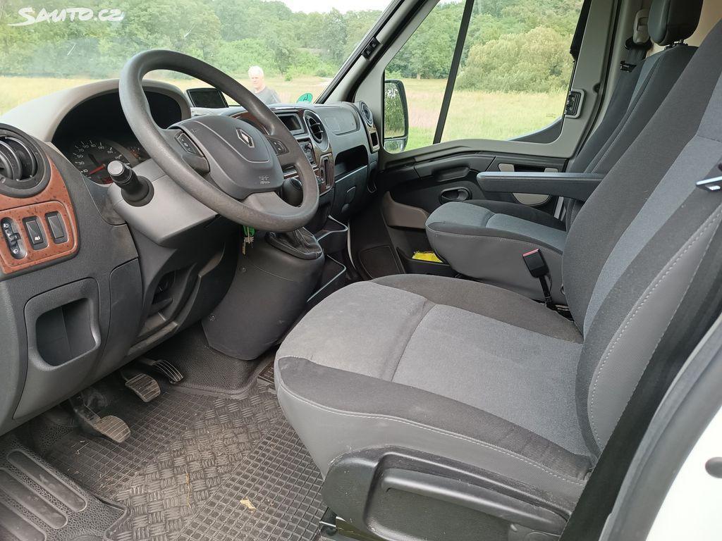 Interiér obytného vozu - přední sedadla