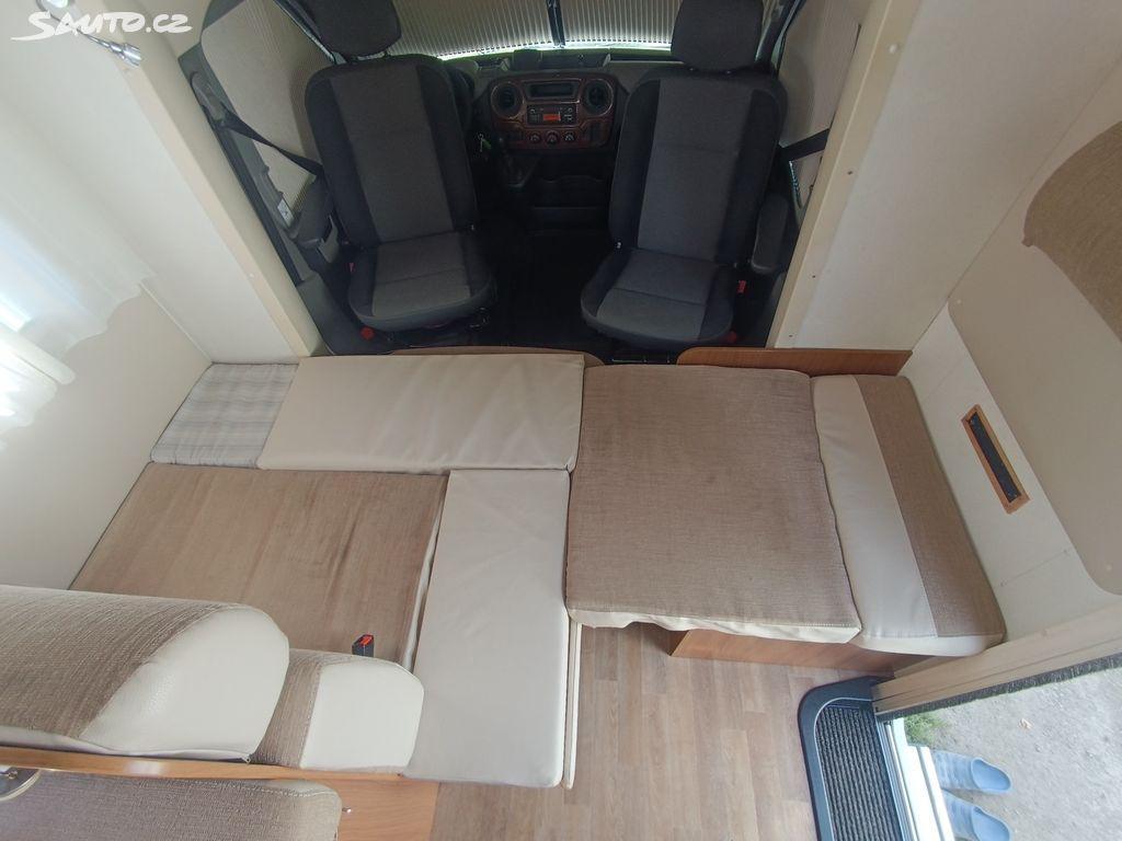 Interiér obytného vozu - spací prostor