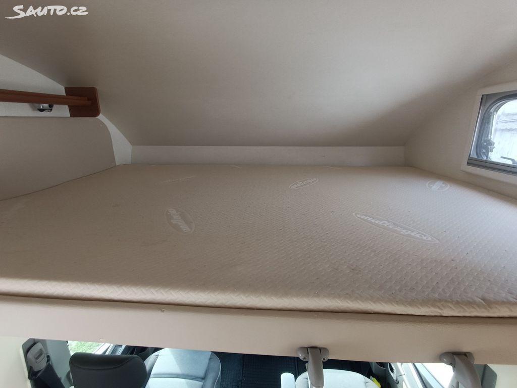 Interiér obytného vozu - spací prostor