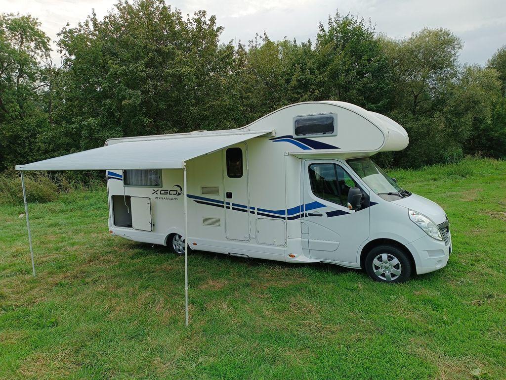 Exteriér obytného vozu - rozložená markýza