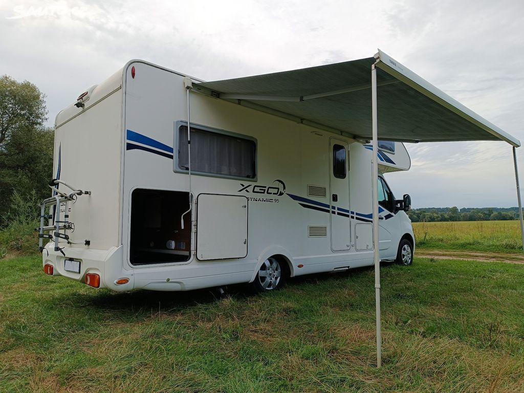 Exteriér obytného vozu - boční pohled s markýzou