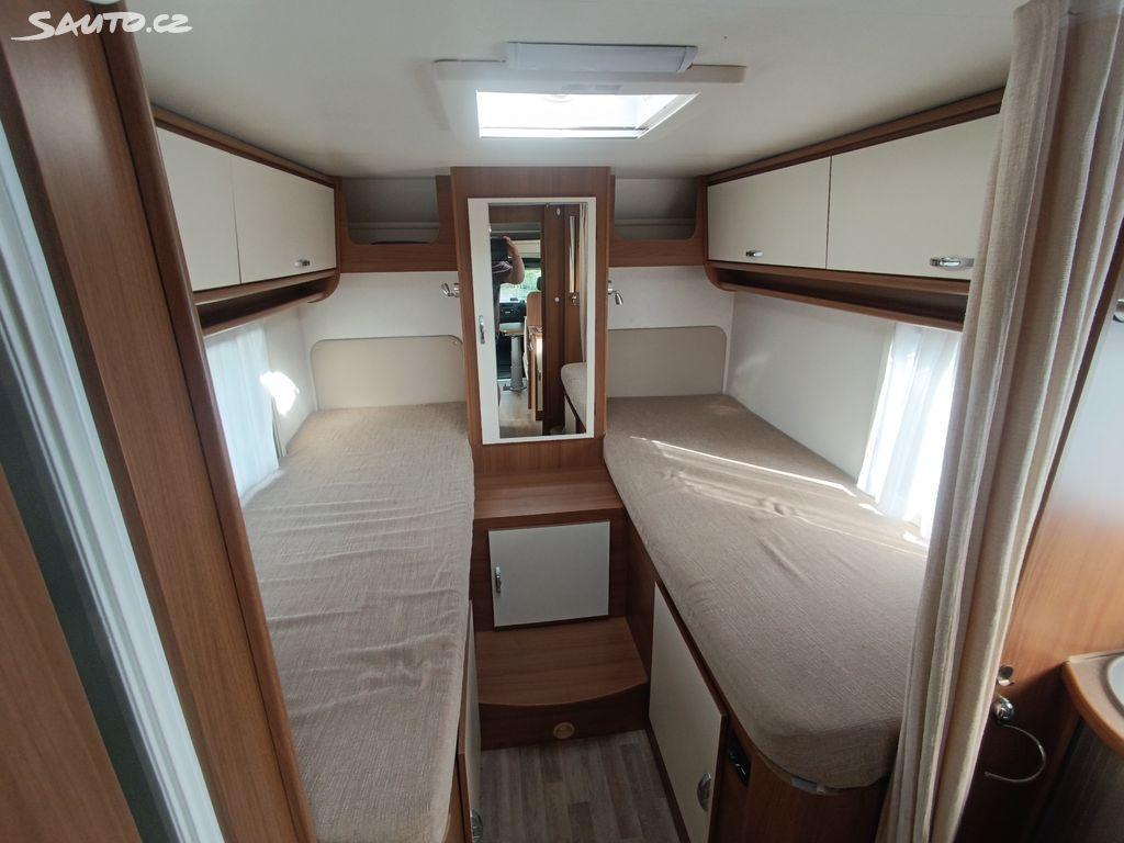 Interiér obytného vozu - spací prostor